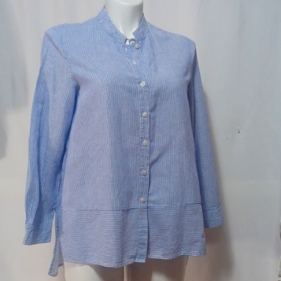 Tahari Tops - TAHARI WOMENS TOP SIZE L IN A LOVELY BLUE AND WHITE STRIPED 💙